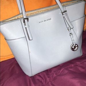 Selling my Michael kors purse